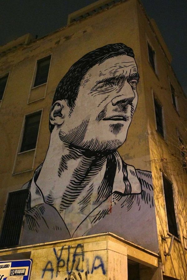 Giant mural of Totti appears in Rome - Wanted in Rome