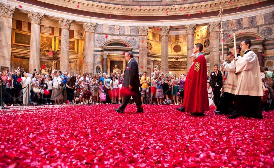 Rome's rose petal ceremony at the Pantheon Wanted in Rome
