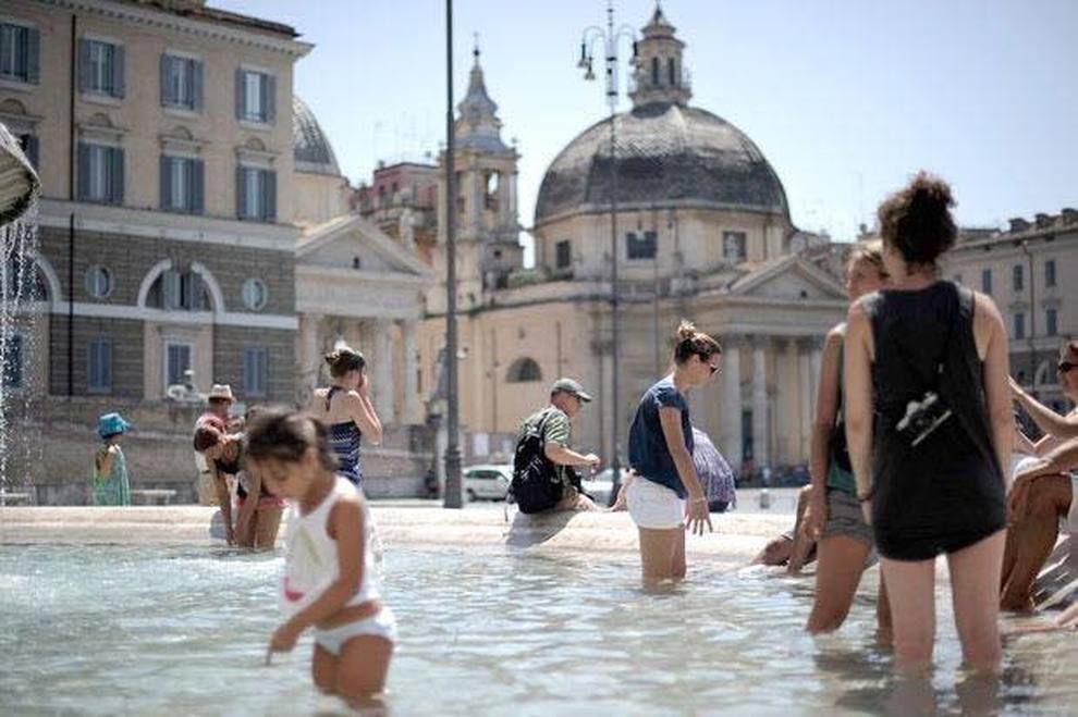 Eight Tourists Fined For Bathing In Rome Fountains