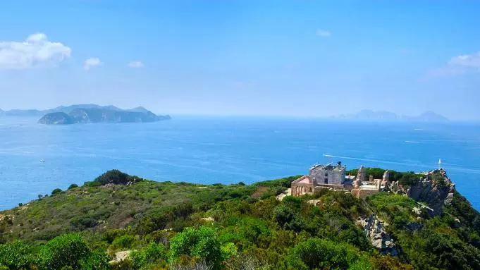 Pulau Zannone di dekat kota Roma dan Napoli terkenal karena pestanya di tahun 1960-an.