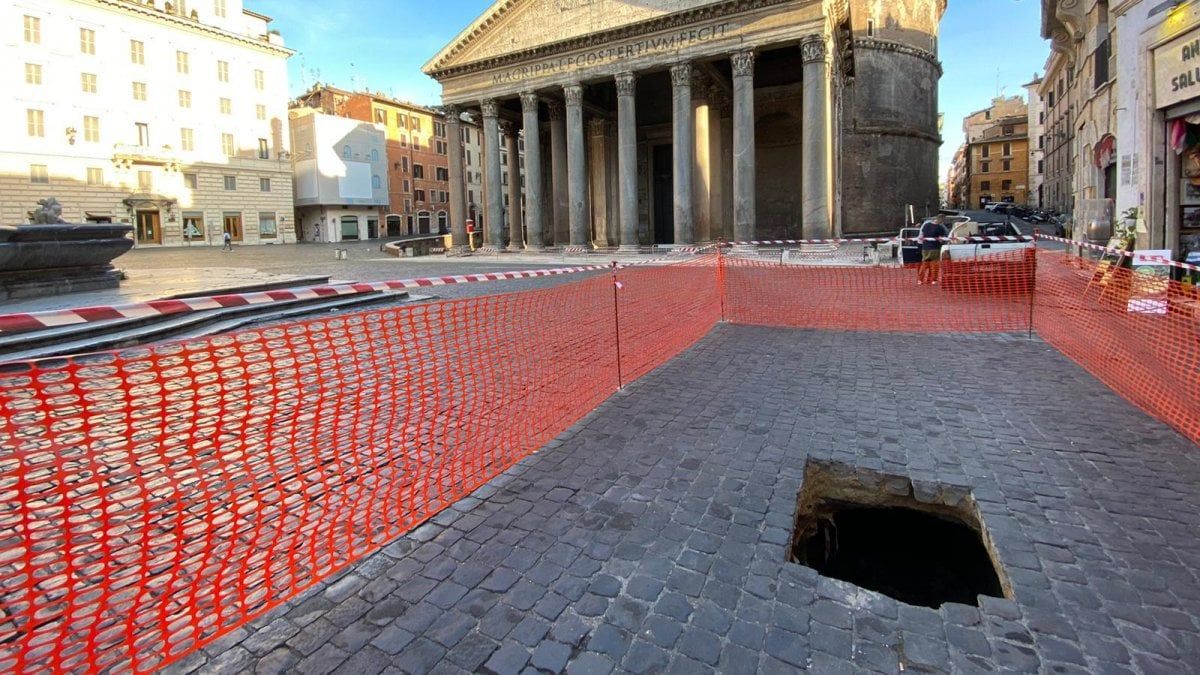 Rome: sinkhole opens up in front of Pantheon - Wanted in Rome