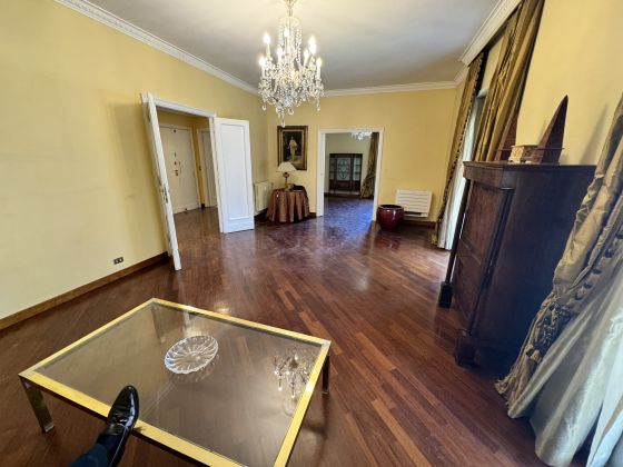 Elegant 3-bedroom flat in Parioli - image 4
