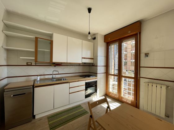 1-bedroom flat with terrace & parking - image 5