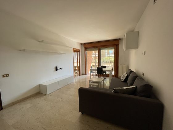 1-bedroom flat with terrace & parking - image 3