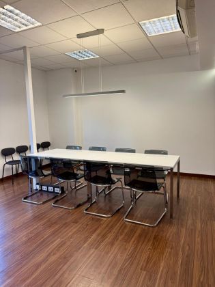 Elegant Office with Conference Room in Trastevere – Daily Rental - image 5