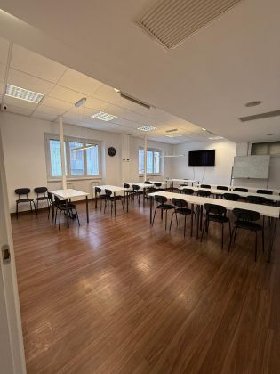 Elegant Office with Conference Room in Trastevere – Daily Rental - image 4