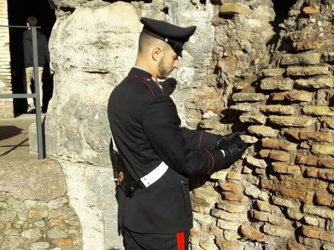 [Image: rome-tourist-steals-brick-colosseum.jpg]