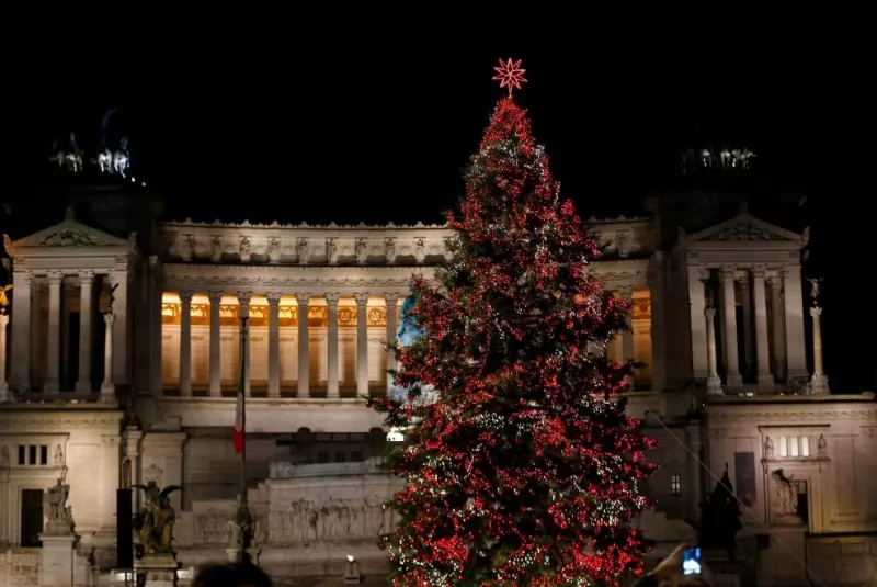 Rome, Italy 16 December 2013 Louis Vuitton shop and sponsored Christmas  tree in piazza San Lorenzo in Lucina, Rome, Italy - SuperStock