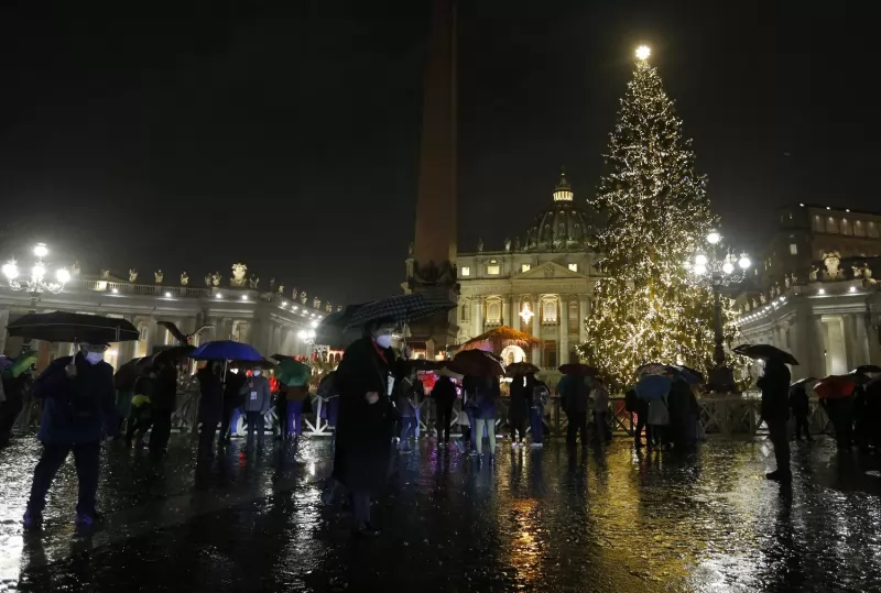 Christmas lights up New York City - Vatican News