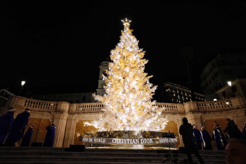 Rome Lights Up Spanish Steps With Dior Christmas Tree