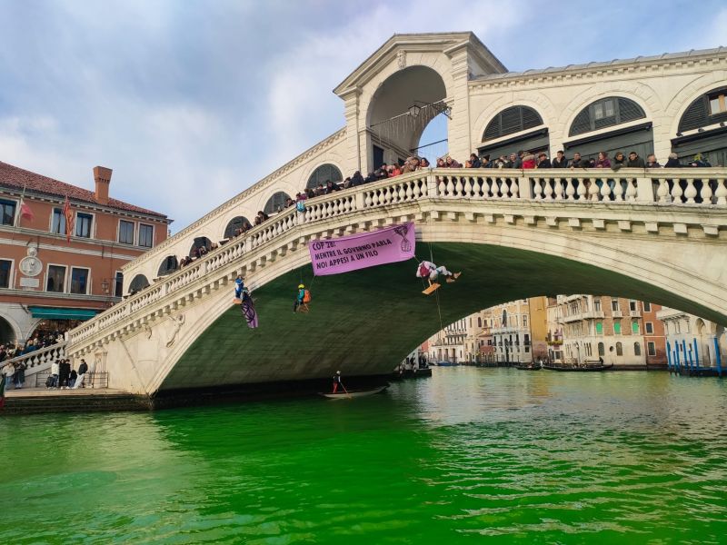 Gli attivisti climatici in Italia stanno tingendo di verde canali e fiumi